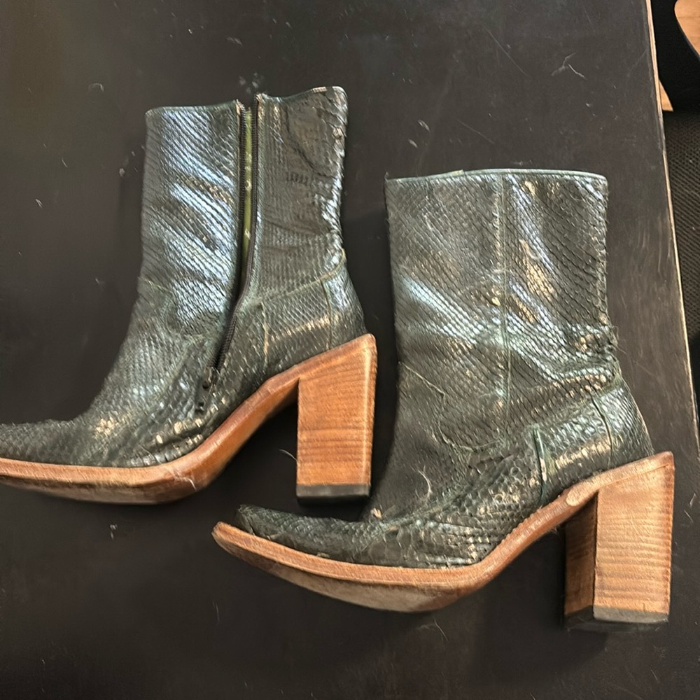 Green snakeskin boots 7